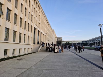 De nombreux étudiants sont restés sur l'esplanade, attendant de voir l'évolution de la situation, tandis que d'autres sont rentrés immédiatement chez eux.