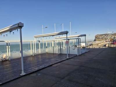 L'espace dispose d'une grande terrasse face à la mer.