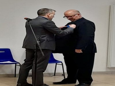 Philippe Val reçoit sa médaille de chevalier de l'ordre national du mérite des mains du préfet du Calvados, Stéphane Bredin. - OND