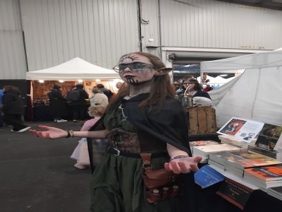 Ellana est cosplayeuse. Elle incarne un elfe à l'occasion de Normania.