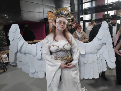 Les visiteurs ont enfilé leurs plus beaux costumes pour le salon Normannia 2025. Ici, un ange, alias RAY_DRAW sur les réseaux sociaux.