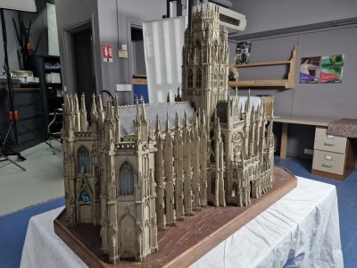 Au rez-de-chaussée, un atelier de restauration a été aménagé. Il sert aussi de studio photo. Deux restauratrices travaillent en ce moment sur cette maquette de l'abbatiale Saint-Ouen, bientôt présentée au public. 