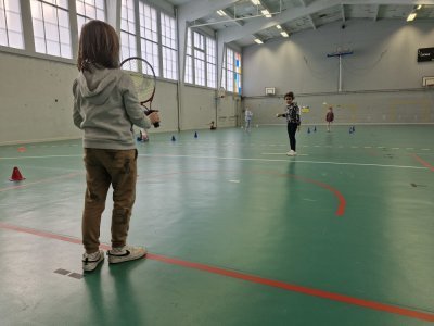 Pour les plus jeunes, les règles sont adaptées, comme ici un dérivé du baseball.