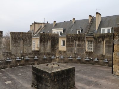 Malgré ses 18 mètres de haut et son histoire liée au port, impossible d'apercevoir le bassin Saint-Pierre depuis le haut de la Tour Leroy. On peut cependant observer les clochers de l'église Saint-Pierre et de l'Abbaye-aux-Dames.