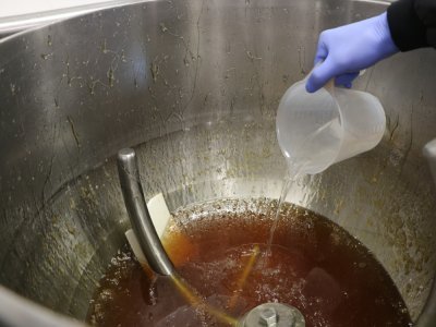 Pour faire du sucre de pomme, il faut verser dans une cuve du sucre, ajouter du caramel puis continuer à chauffer l'ensemble jusqu'à 105 °C. L'étape suivante consiste à ajouter le glucose, l'arôme de pomme et le citron.