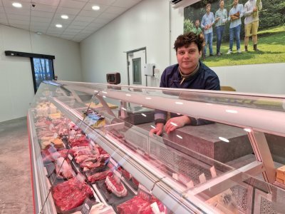 C'est Martin, le plus jeune des 5 Frères, qui est derrière le comptoir, après des études de boucherie.