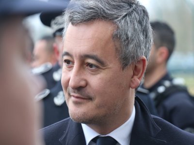 Gérald Darmanin a salué les agents pénitentiaires de la prison de Condé-sur-Sarthe.