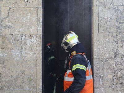 Cet exercice est avant tout une mission d'extinction. Le feu imaginé, identifié par un cône, se trouve sur une charpente de l'église. Le lieu est enfumé par une brume froide qui empêche les secours de voir correctement.