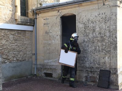 Une fois les œuvres trouvées, les secours doivent les mettre en sécurité dans un lieu approprié. Dans ce cas précis, une salle déployée par la mairie de Colleville et surveillée par la gendarmerie.