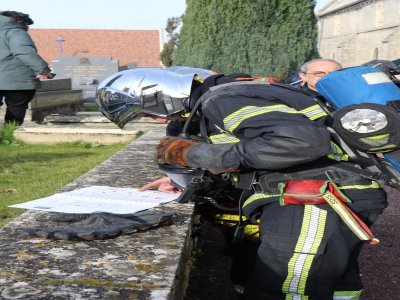 Pour cette simulation dans un édifice religieux, les secours doivent passer dans le presbytère, où a par exemple été déposée une grande coupe. En tout, c'est une dizaine d'objets qui ont été déposés dans les recoins de l'église.