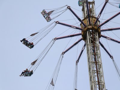 Certains visiteurs prennent de la hauteur avec les chaises volantes, à la fête foraine de la chandeleur.