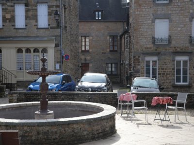 "Le petit bourg est très sympa aussi : une jolie place avec une fontaine… C'est un beau village."