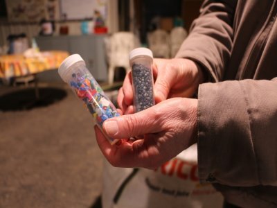 Les bouchons envoyés au recycleur situé dans l'est de la France sont broyés pour devenir des paillettes de plastique. Celles-ci sont retravaillées pour être transformées en conteneurs de poubelles comme ceux qu'on voit en ville.