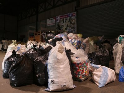 L'entrepôt rouennais de l'association Bouchons 276 se situe place Carnot. C'est ici que sont stockés les bouchons collectés. Ensuite, les bénévoles les trient et séparent ceux qui ne sont pas composés de plastique.