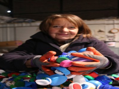 Catherine Michel est aussi bénévole. Les lundis, mercredis et vendredis, elle vient prêter main-forte. Il est plus dur de collecter des bouchons aujourd'hui, car ils sont accrochés aux bouteilles.