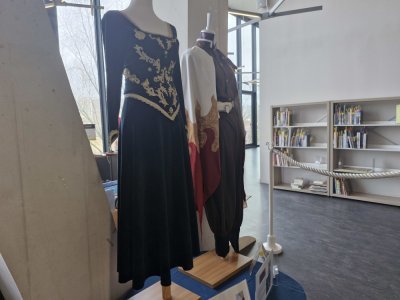 A la bibliothèque Simone de Beauvoir à Rouen, on peut admirer le costume de Fiona et de Rengoku Kyôjurô réalisés à la main par Livanart.