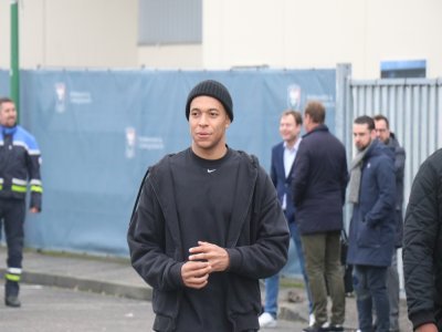 Kylian Mbappé a tenu une conférence de presse improvisée sur le parking du stade Michel d'Ornano. "C'est la première fois pour moi sur un parking", a-t-il plaisanté.