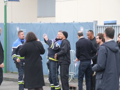 Chargé de sa sécurité, ce policier n'a pas manqué de prendre une photo avec Kylian Mbappé !