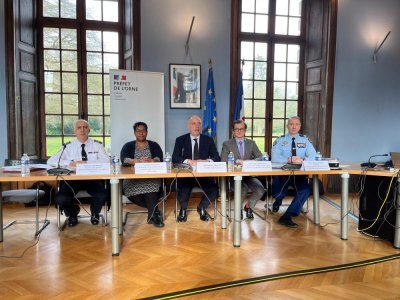 De gauche à droite : Renato Cavarelli, commissaire général de la police nationale de l'Orne, Laëtitia Mirande, procureur d'Alençon, Sébastien Jallet, préfet de l'Orne, Christophe Bogliolo, procureur d'Argentan, et le colonel Pierre-Olivier Benech, commandant des gendarmes de l'Orne.