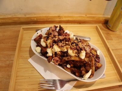 La poutine classique au bacon.