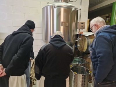 Les moines de l'abbaye de la Trappe étaient à la brasserie la Vertueuse pour finaliser leur projet de relancer une bière de près de deux siècles.