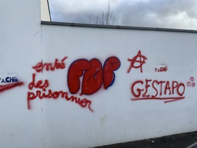 Les malfaiteurs ont également tagué une insulte et un symbole anarchiste sur la façade du lycée Mezen.