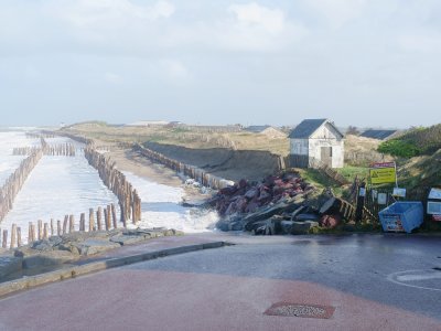 La dune a été mordue par les vagues, tout près de la cabane de la Poulette, à Agon-Coutainville.