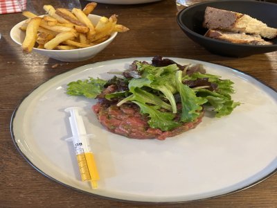 Le tartare de bœuf préparé.