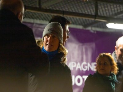 Surprise de dernière minute, Samantha Davies, la skippeuse arrivée 13e au classement du Vendée Globe, a rejoint Louis Duc sur le podium.