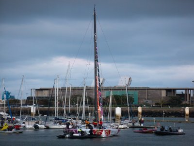 En raison de la hauteur trop importante du tirant d'eau (4,50m) l'Imoca de Louis Duc a été amarré dans le port et son navigateur a rejoint la terre ferme en zodiaque.