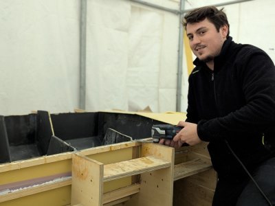 Le moule de la coque, en bois, s'est révélé un peu bas.