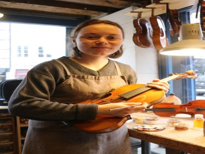 Manon Bard exerce le métier de luthière et est violoniste à ses heures perdues. Deux fonctions qui ont un lien fort, car lorsqu'elle remet en état un instrument elle n'hésite pas à l'essayer avant de le rendre à son client.