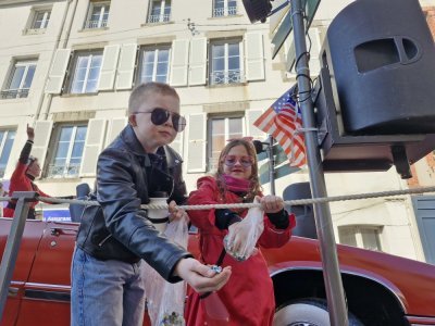 Sur les chars, il y a tous les âges ! On y apprend le partage (de confettis).