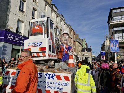 Le char du Roi, Bordelus Ier, se moque des travaux du centre-ville.