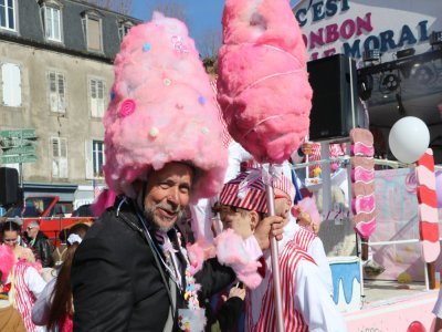 Franck, du char Stupidon, profite de la première cavalcade de l'équipage. C'est le dernier char qui a intégré le défilé.