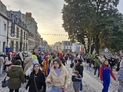 La foule était présente depuis le port jusqu'au rond-point du Calvaire.