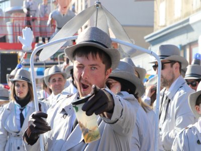 Un costume, c'est toujours avec de nombreux gadgets dessus !