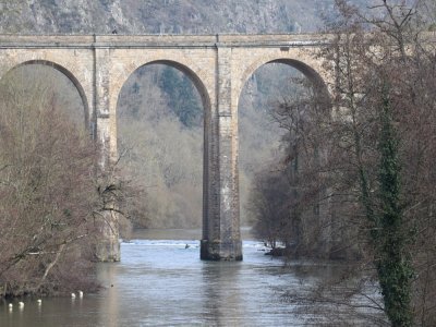 Ancien pont ferroviaire sur la ligne Caen-Flers, le viaduc de Clécy, aussi dénommé viaduc de la Lande, a été construit en 1866. D'une hauteur de 30 mètres, il est à lui seul emblématique de la ville.