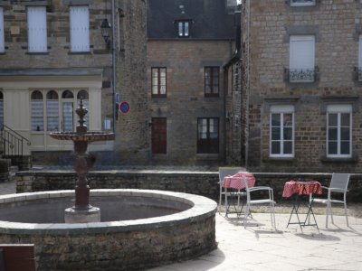 "Faire venir les touristes dans le village, parce que le gros des commerces est ici" est un des objectifs du maire. Pour la Clécyenne Anita Guillemin : "Le petit bourg est très sympa, avec sa jolie place et sa fontaine."