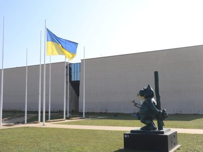 Le drapeau ukrainien flotte devant le Mémorial de Caen.