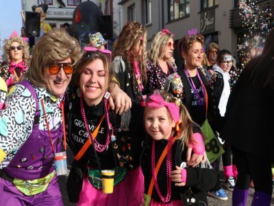 Ici, trois générations de carnavaliers : le grand-père, la fille et la petite-fille.