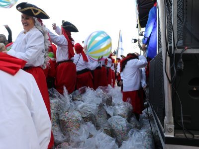 Le comité d'organisation commande sept tonnes de confettis chaque édition.