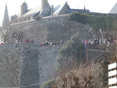 Certains spectateurs ont assisté au jugement du roi carnaval depuis les remparts de la Haute-ville.