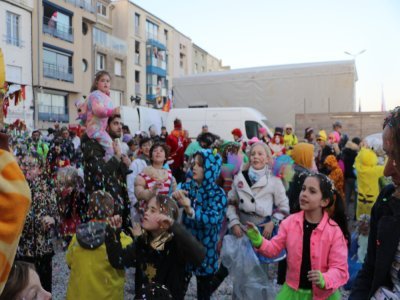 Les enfants avaient leur propre espace pour faire une bataille de confettis en toute sécurité.