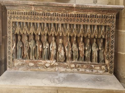 Des zones de blanchiment s'observent sur l'antependium de Notre-Dame d'Ecouché.