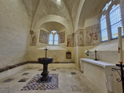 A Valcanville des fresques du XVe siècle ont été retrouvées dans la chapelle sous clocher.