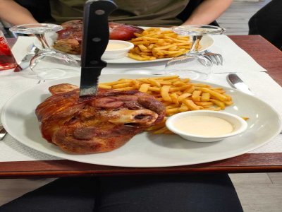 Jarret grillé avec ses frites.