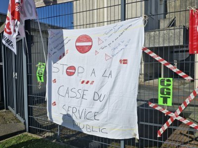 Parmi les messages affichés sur les banderoles : "Stop à la casse du service public."