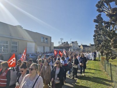 Les grévistes ont déambulé à l'intérieur du site hospitalier jusqu'à protester sous les fenêtres des bureaux de la direction.