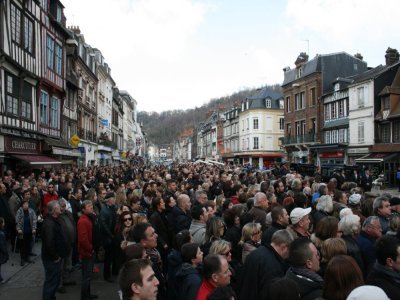 A Pont-Audemer, des centaines de personnes avaient assisté aux obsèques d'Alexis Vastine, retransmises sur écran géant. - Floriane Bléas